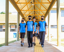 Os alunos do Colégio Estadual William Madi, de Cornélio Procópio, no Norte do Estado, finalmente têm uma escola para chamar de sua. Uma das 14 unidades que foram alvo da Operação Quadro Negro, a nova sede da escola foi entregue nesta quinta-feira (17) pelo governador Carlos Massa Ratinho Junior. 