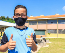 Os alunos do Colégio Estadual William Madi, de Cornélio Procópio, no Norte do Estado, finalmente têm uma escola para chamar de sua. Uma das 14 unidades que foram alvo da Operação Quadro Negro, a nova sede da escola foi entregue nesta quinta-feira (17) pelo governador Carlos Massa Ratinho Junior. 