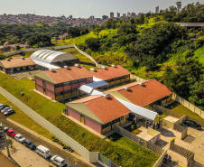 Os alunos do Colégio Estadual William Madi, de Cornélio Procópio, no Norte do Estado, finalmente têm uma escola para chamar de sua. Uma das 14 unidades que foram alvo da Operação Quadro Negro, a nova sede da escola foi entregue nesta quinta-feira (17) pelo governador Carlos Massa Ratinho Junior. 