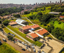 Os alunos do Colégio Estadual William Madi, de Cornélio Procópio, no Norte do Estado, finalmente têm uma escola para chamar de sua. Uma das 14 unidades que foram alvo da Operação Quadro Negro, a nova sede da escola foi entregue nesta quinta-feira (17) pelo governador Carlos Massa Ratinho Junior. 