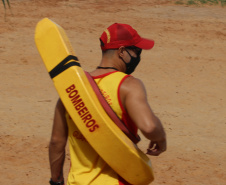 Atuação dos guarda-vidas na Costa Oeste aumenta a prevenção e diminui afogamentos durante a temporada de verão