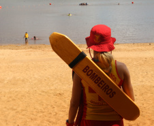 Atuação dos guarda-vidas na Costa Oeste aumenta a prevenção e diminui afogamentos durante a temporada de verão