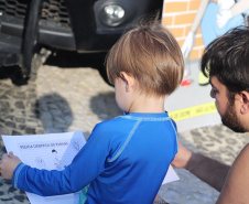 Polícia Científica do Paraná promove atividades lúdicas para crianças na praia de Caiobá