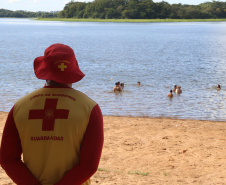 Atuação dos guarda-vidas na Costa Oeste aumenta a prevenção e diminui afogamentos durante a temporada de verão