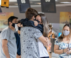 Despedida do Paraná rumo ao Canadá tem muita emoção, alegria e gratidão de estudantes e pais