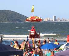 Corpo de Bombeiros pede aos banhistas que só entrem no mar em locais protegidos por guarda-vidas