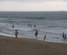 Corpo de Bombeiros pede aos banhistas que só entrem no mar em locais protegidos por guarda-vidas