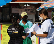 Polícia Científica do Paraná promove atividades lúdicas para crianças na praia de Caiobá