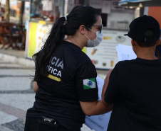 Polícia Científica do Paraná promove atividades lúdicas para crianças na praia de Caiobá