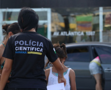 Polícia Científica do Paraná promove atividades lúdicas para crianças na praia de Caiobá