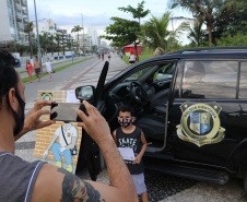 Exposição de equipamentos de peritos da Polícia Científica atraem veranistas em Matinhos (PR)