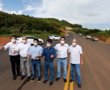 O primeiro trecho da ligação asfáltica entre os municípios de Mato Rico e Pitanga, na região central do Estado, foi liberado nesta quinta-feira (03) pelo governador Carlos Massa Ratinho Junior. 