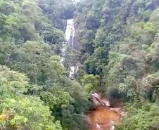 Bombeiros e BPMOA resgatam vítima de afogamento no Salto dos Macacos, em Morretes