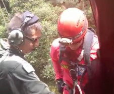 Bombeiros e BPMOA resgatam vítima de afogamento no Salto dos Macacos, em Morretes