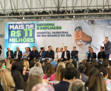 O governador Carlos Massa Ratinho Junior e o  Secretário da Saúde, Beto Preto, assinam nesta quinta-feira (31), liberação de recurso para o Hospital de Rio Branco do Sul. 31/03/2022 - Foto: Geraldo Bubniak/AEN