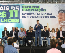 O governador Carlos Massa Ratinho Junior e o  Secretário da Saúde, Beto Preto, assinam nesta quinta-feira (31), liberação de recurso para o Hospital de Rio Branco do Sul. 31/03/2022 - Foto: Geraldo Bubniak/AEN