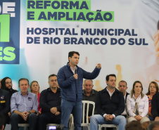 O governador Carlos Massa Ratinho Junior e o  Secretário da Saúde, Beto Preto, assinam nesta quinta-feira (31), liberação de recurso para o Hospital de Rio Branco do Sul. 31/03/2022 - Foto: Geraldo Bubniak/AEN