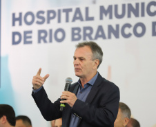 O governador Carlos Massa Ratinho Junior e o  Secretário da Saúde, Beto Preto, assinam nesta quinta-feira (31), liberação de recurso para o Hospital de Rio Branco do Sul. 31/03/2022 - Foto: Geraldo Bubniak/AEN