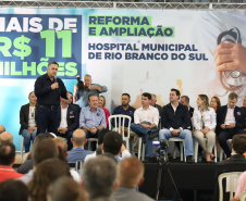 O governador Carlos Massa Ratinho Junior e o  Secretário da Saúde, Beto Preto, assinam nesta quinta-feira (31), liberação de recurso para o Hospital de Rio Branco do Sul. 31/03/2022 - Foto: Geraldo Bubniak/AEN