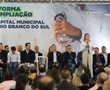 O governador Carlos Massa Ratinho Junior e o  Secretário da Saúde, Beto Preto, assinam nesta quinta-feira (31), liberação de recurso para o Hospital de Rio Branco do Sul. 31/03/2022 - Foto: Geraldo Bubniak/AEN