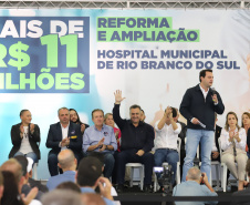 O governador Carlos Massa Ratinho Junior e o  Secretário da Saúde, Beto Preto, assinam nesta quinta-feira (31), liberação de recurso para o Hospital de Rio Branco do Sul. 31/03/2022 - Foto: Geraldo Bubniak/AEN