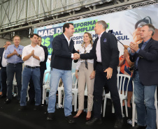 O governador Carlos Massa Ratinho Junior e o  Secretário da Saúde, Beto Preto, assinam nesta quinta-feira (31), liberação de recurso para o Hospital de Rio Branco do Sul. 31/03/2022 - Foto: Geraldo Bubniak/AEN