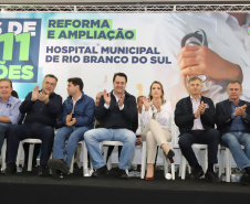 O governador Carlos Massa Ratinho Junior e o  Secretário da Saúde, Beto Preto, assinam nesta quinta-feira (31), liberação de recurso para o Hospital de Rio Branco do Sul. 31/03/2022 - Foto: Geraldo Bubniak/AEN