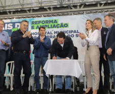 O governador Carlos Massa Ratinho Junior e o  Secretário da Saúde, Beto Preto, assinam nesta quinta-feira (31), liberação de recurso para o Hospital de Rio Branco do Sul. 31/03/2022 - Foto: Geraldo Bubniak/AEN