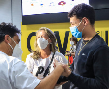 Repatriado da Ucrânia - Murilo Koefendee Maia, jogador de futebol,  com a mãe Angélica Maia e o pai  Juarez Maia - Curitiba, 11/03/2022