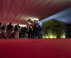 Festa no MON celebra abertura do 30º Festival de Teatro de Curitiba