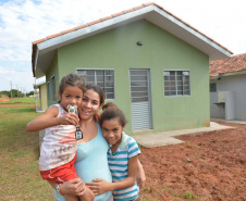 Mulheres são as mais beneficiadas por projetos habitacionais no Paraná