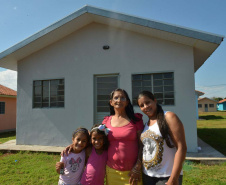 Mulheres são as mais beneficiadas por projetos habitacionais no Paraná