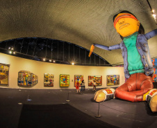 Catálogo com imagens inéditas da exposição “OSGÊMEOS: Segredos” no MON já está disponível