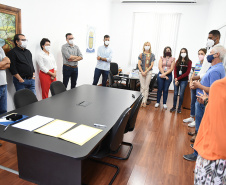 UENP recebe doação do acervo Celso Rossi com 10 mil fotos históricas de Jacarezinho