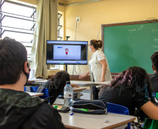 Colégios estaduais recebem 25 mil kits Educatron, com TVs e computadores