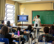 Colégios estaduais recebem 25 mil kits Educatron, com TVs e computadores
