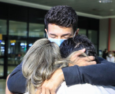 Repatriado da Ucrânia - Murilo Koefendee Maia, jogador de futebol,  com a mãe Angélica Maia e o pai  Juarez Maia - Curitiba, 11/03/2022