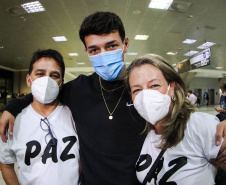 Repatriado da Ucrânia - Murilo Koefendee Maia, jogador de futebol,  com a mãe Angélica Maia e o pai  Juarez Maia - Curitiba, 11/03/2022