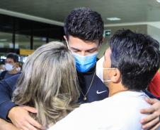 Repatriado da Ucrânia - Murilo Koefendee Maia, jogador de futebol,  com a mãe Angélica Maia e o pai  Juarez Maia - Curitiba, 11/03/2022