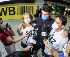 Repatriado da Ucrânia - Murilo Koefendee Maia, jogador de futebol,  com a mãe Angélica Maia e o pai  Juarez Maia - Curitiba, 11/03/2022