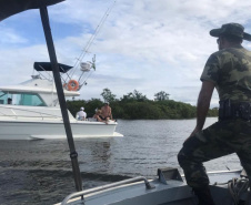 Baías de Guaratuba e Paranaguá recebem policiamento aquático da Polícia Ambiental para coibir pesca predatória 