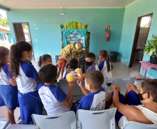Portos do Paraná leva teatro sobre preservação de manguezais para comunidades ilhadas