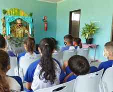 Portos do Paraná leva teatro sobre preservação de manguezais para comunidades ilhadas