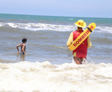 Prevenção a afogamentos e salvamentos do Corpo de Bombeiros no Litoral marcam Verão Paraná 2021/2022