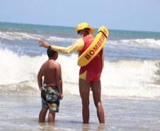 Prevenção a afogamentos e salvamentos do Corpo de Bombeiros no Litoral marcam Verão Paraná 2021/2022