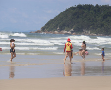 Prevenção a afogamentos e salvamentos do Corpo de Bombeiros no Litoral marcam Verão Paraná 2021/2022