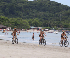 Ciclopatrulhamento da PM aumenta mobilidade das equipes no atendimento ao cidadão no Litoral durante o verão 