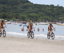 Com policiamento comunitário e ciclopatrulhamento, PM protege turistas e nativos da Ilha do Mel