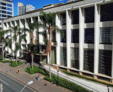 Biblioteca Pública do Paraná comemora 165 anos com programação especial