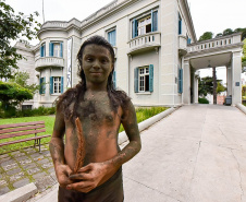 Museu Paranaense: performance de artista indígena contemporânea surpreende no Centro Histórico -  Curitiba, 20/03/2022